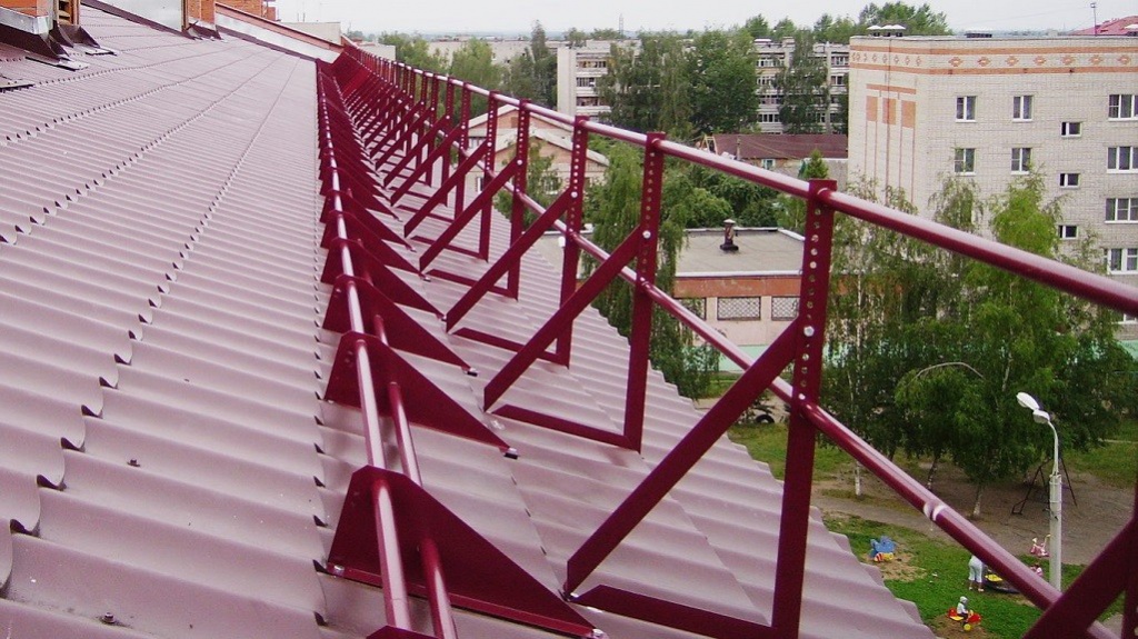 Установка ограждений на крыше в Смоленске